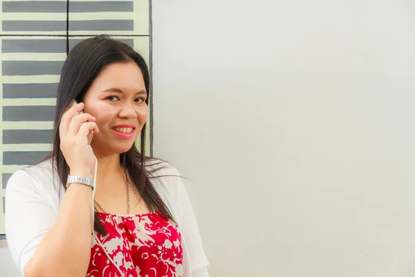 Akıllı telefon kullanan Asyalı kadın — Stok fotoğraf