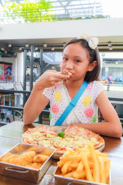 Aziatisch meisje kind eet pizza — Stockfoto