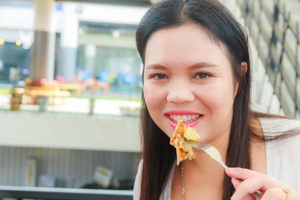 Vrouw eet pizza — Stockfoto