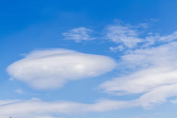 Ciel bleu avec nuages — Photo