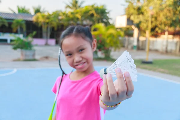 Dziewczynka gry badminton — Zdjęcie stockowe