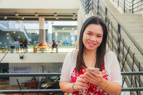 Mujer asiática usando smartphone — Foto de Stock