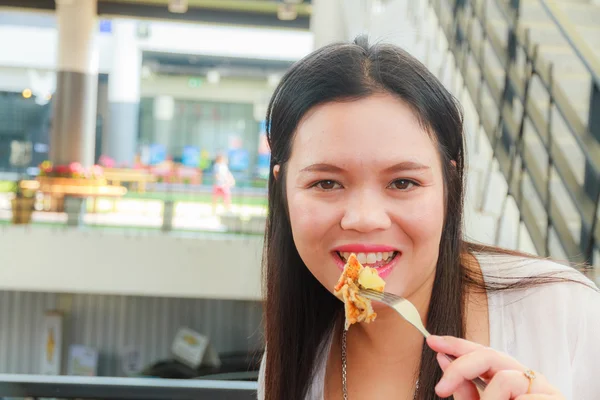 Vrouw eet pizza — Stockfoto