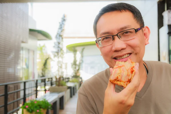 Man äter pizza — Stockfoto