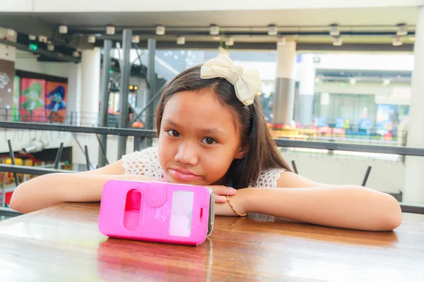 Aziatische kind meisje met smartphone — Stockfoto