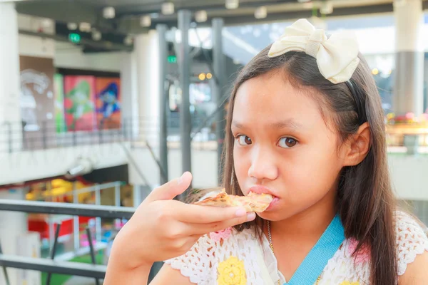 Asiatisk tjej barn äter pizza — Stockfoto