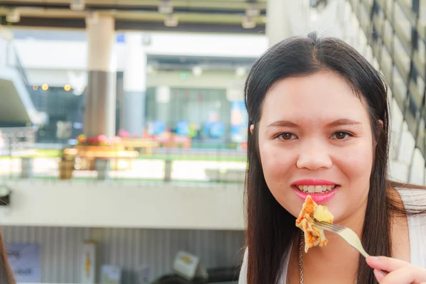 Vrouw eet pizza — Stockfoto