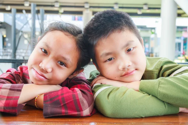 Sonrisa de niño y niña —  Fotos de Stock