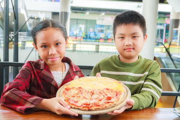 Dítě drží pizza — Stock fotografie