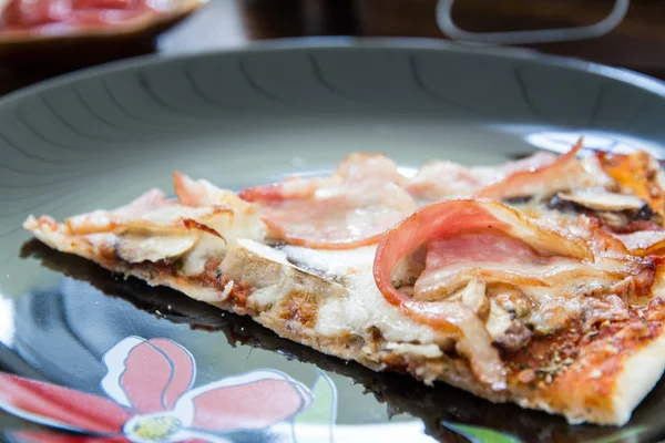 Un pezzo di pizza al bacon — Foto Stock