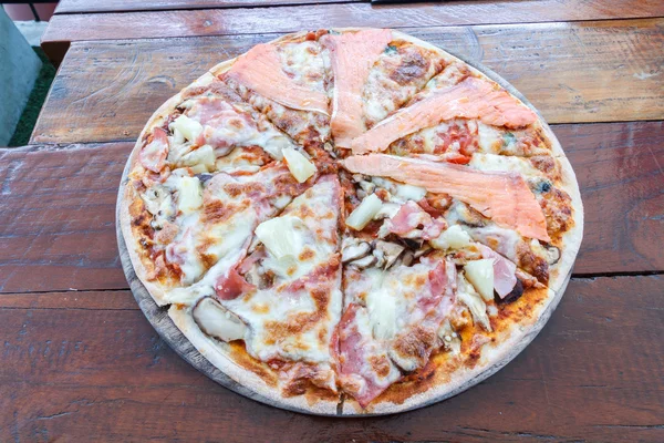 Hawaiian pizza en zalm pizza — Stockfoto