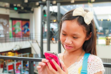 Akıllı telefon kullanan Asyalı çocuk kız