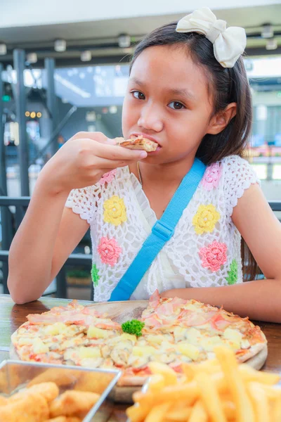 アジアの女の子の子ピザします。 — ストック写真