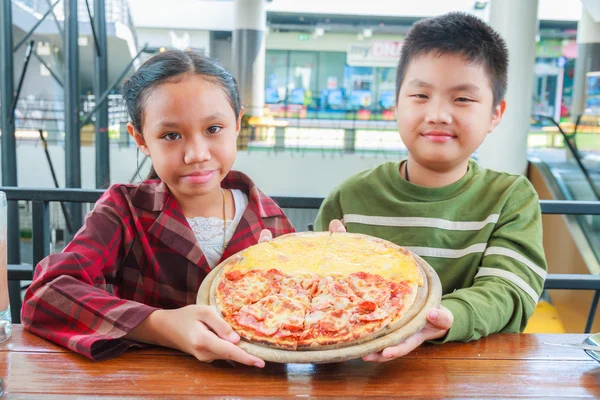 Dítě drží pizza — Stock fotografie