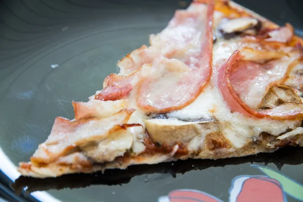 Un pedazo de pizza de tocino —  Fotos de Stock