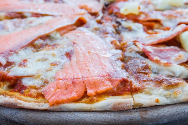 Hawaiian pizza en zalm pizza — Stockfoto