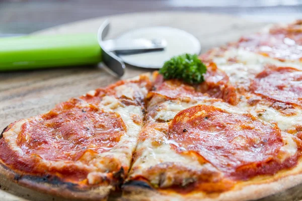 Pizza salami — Stockfoto