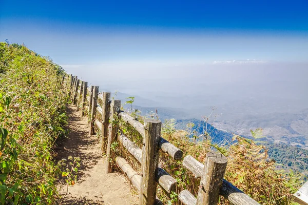 Trilha ao longo da montanha — Fotografia de Stock