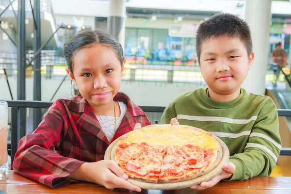 Dítě drží pizza — Stock fotografie