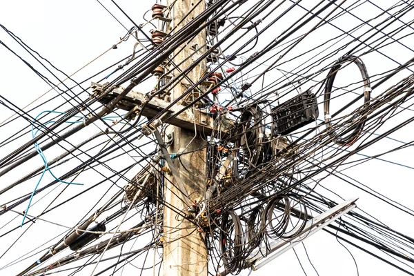 Emmêlement des poteaux électriques — Photo