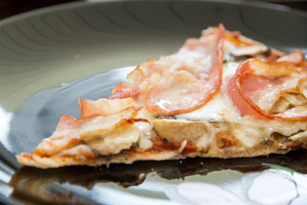 Un pezzo di pizza al bacon — Foto Stock
