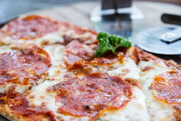 Pizza salami — Stockfoto