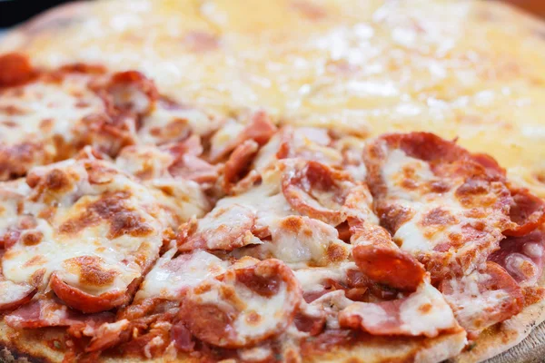 Pizza Carne Amante e formaggio — Foto Stock