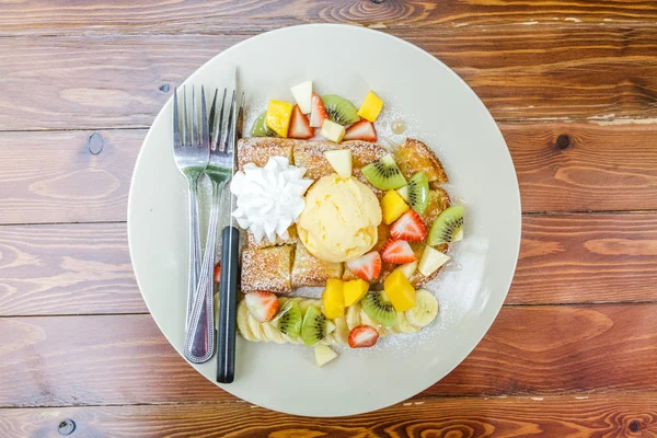 Tostadas de miel con fruta — Foto de Stock