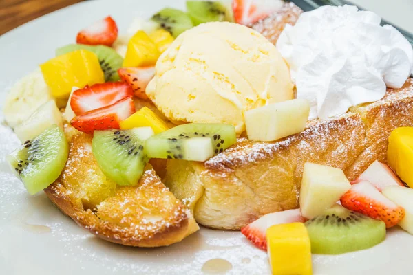 Honung toast med frukt — Stockfoto