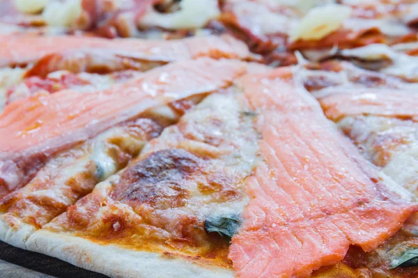 Pizza Pizza hawaiana e salmone — Foto Stock