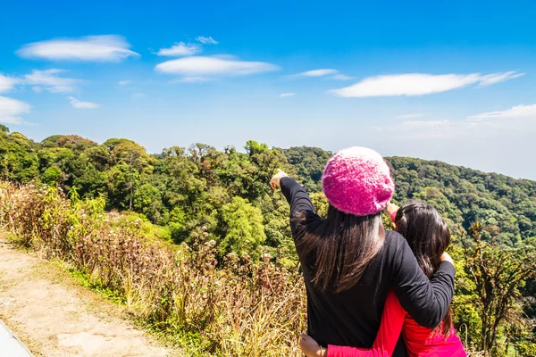 Montagna di viaggio famiglia — Foto Stock