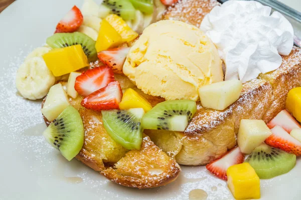 Honey toast with fruit — Stock Photo, Image