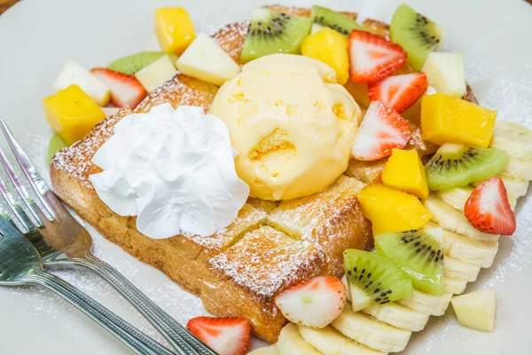 Honey toast with fruit — Stock Photo, Image