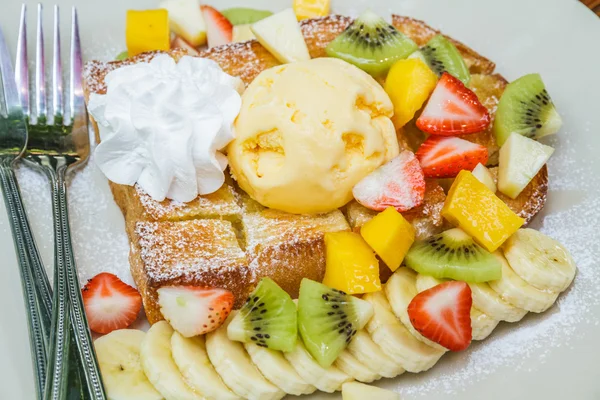 Honung toast med frukt — Stockfoto