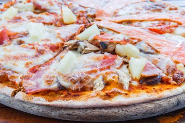 Pizza Hawaii ve somon pizza