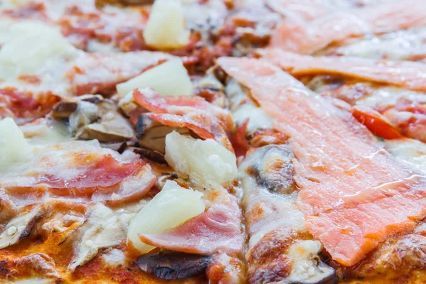 Pizza Pizza hawaiana e salmone — Foto Stock