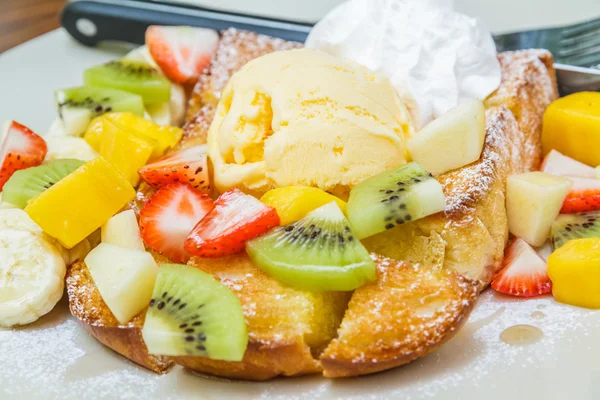 Honey toast with fruit — Stock Photo, Image