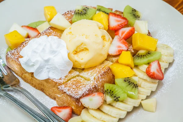 Torrada de mel com frutas — Fotografia de Stock