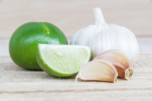 Lime and Garlic — Stock Photo, Image