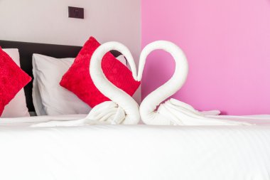 Havlu kuğular aşk şeklinde.