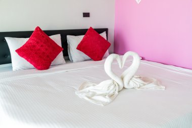 Havlu kuğular aşk şeklinde.