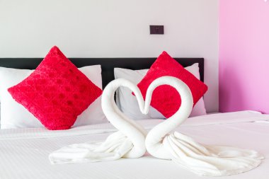 Havlu kuğular aşk şeklinde.