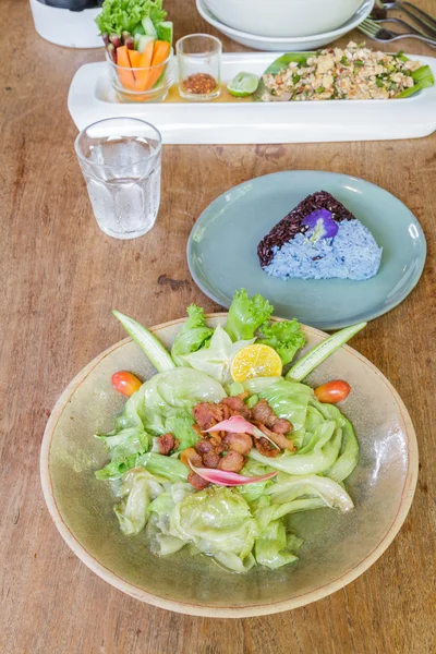 Salat rühren Fischsoße — Stockfoto