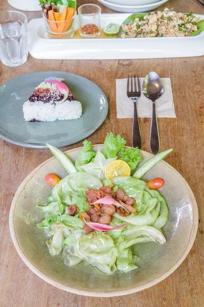 Salat rühren Fischsoße — Stockfoto