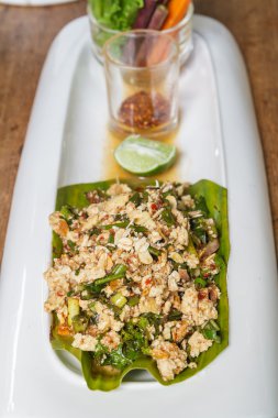 Baharatlı kıyılmış tofu salatası