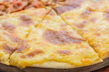 Pizza et sevgilisi ve peynir