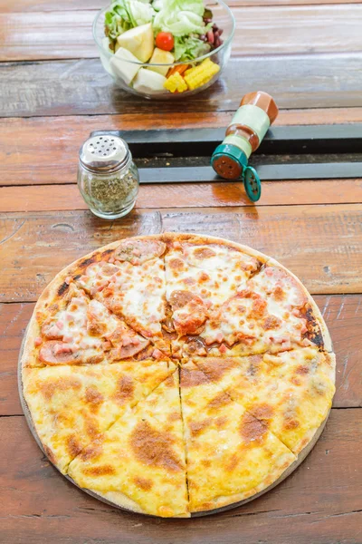Pizza vlees minnaar en kaas — Stockfoto
