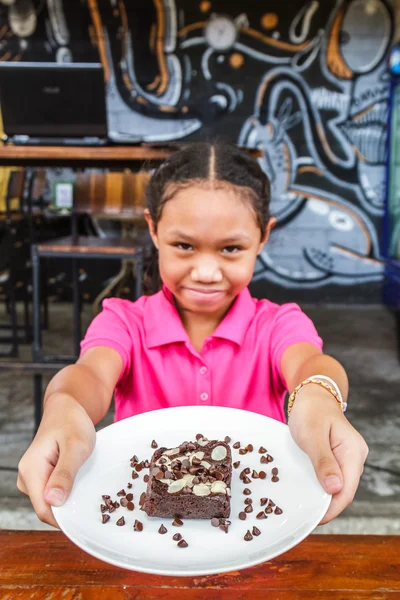 Bambino mangiare brownie — Foto Stock