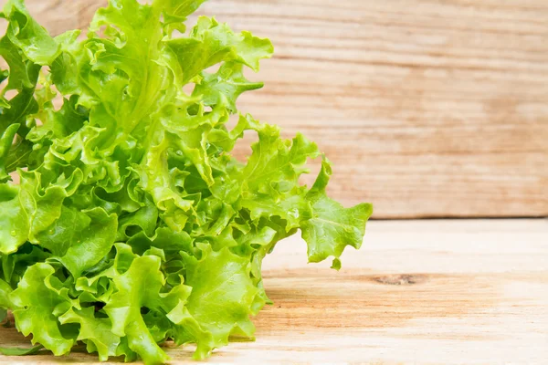 Plantaardige salade op houten tafel — Stockfoto