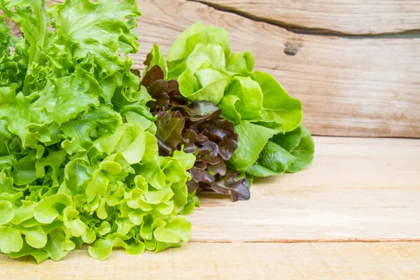 Salade de légumes sur table en bois — Photo